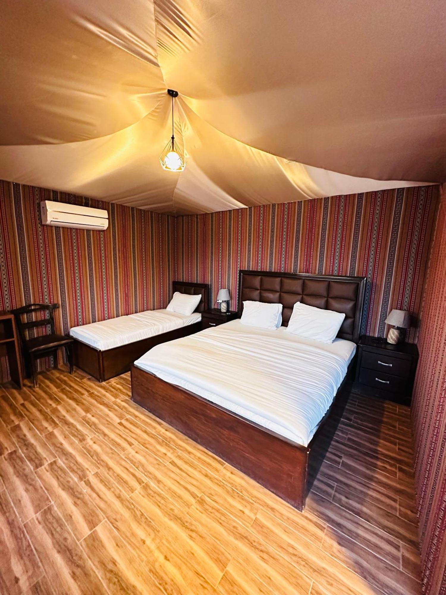 Rum Four Mountain Luxury Camp Wadi Rum Buitenkant foto