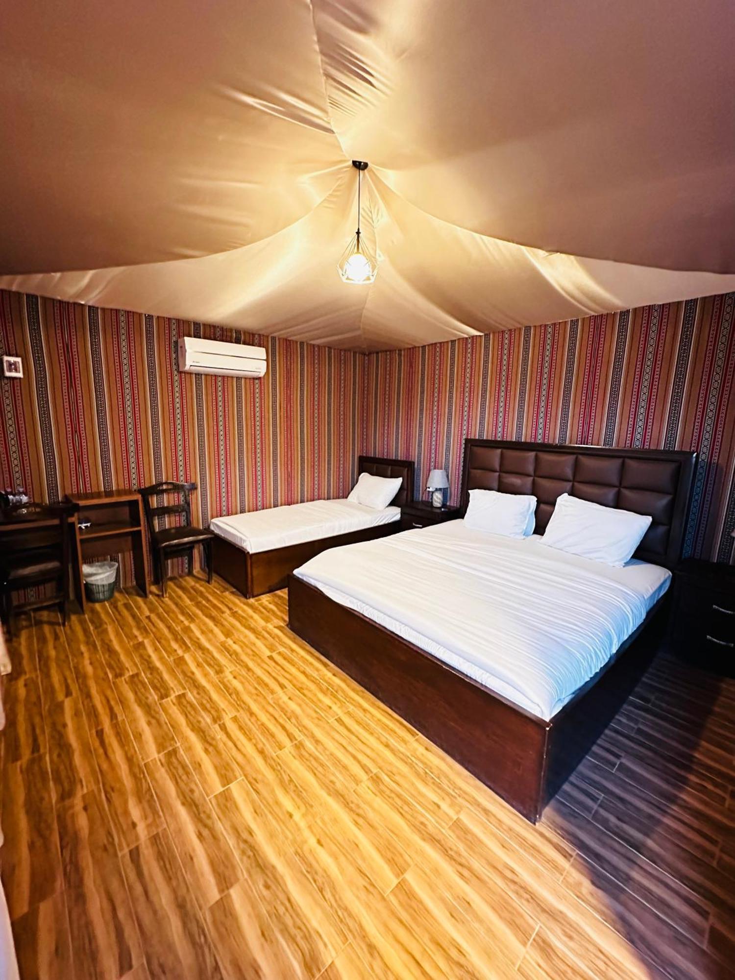 Rum Four Mountain Luxury Camp Wadi Rum Buitenkant foto