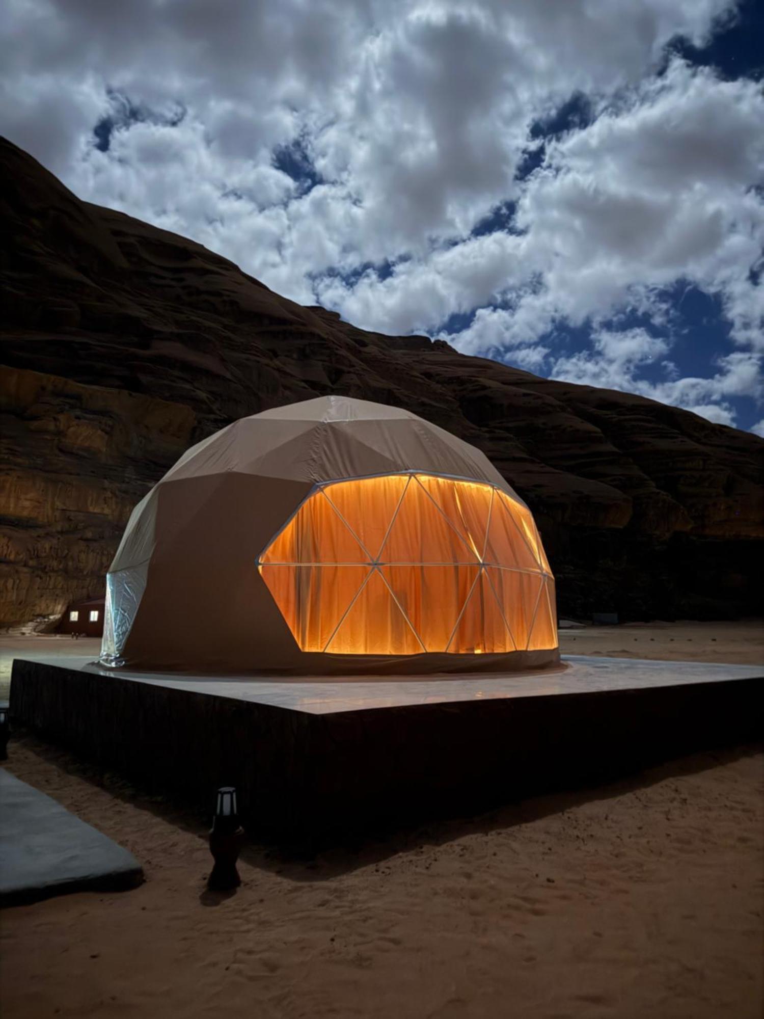 Rum Four Mountain Luxury Camp Wadi Rum Buitenkant foto