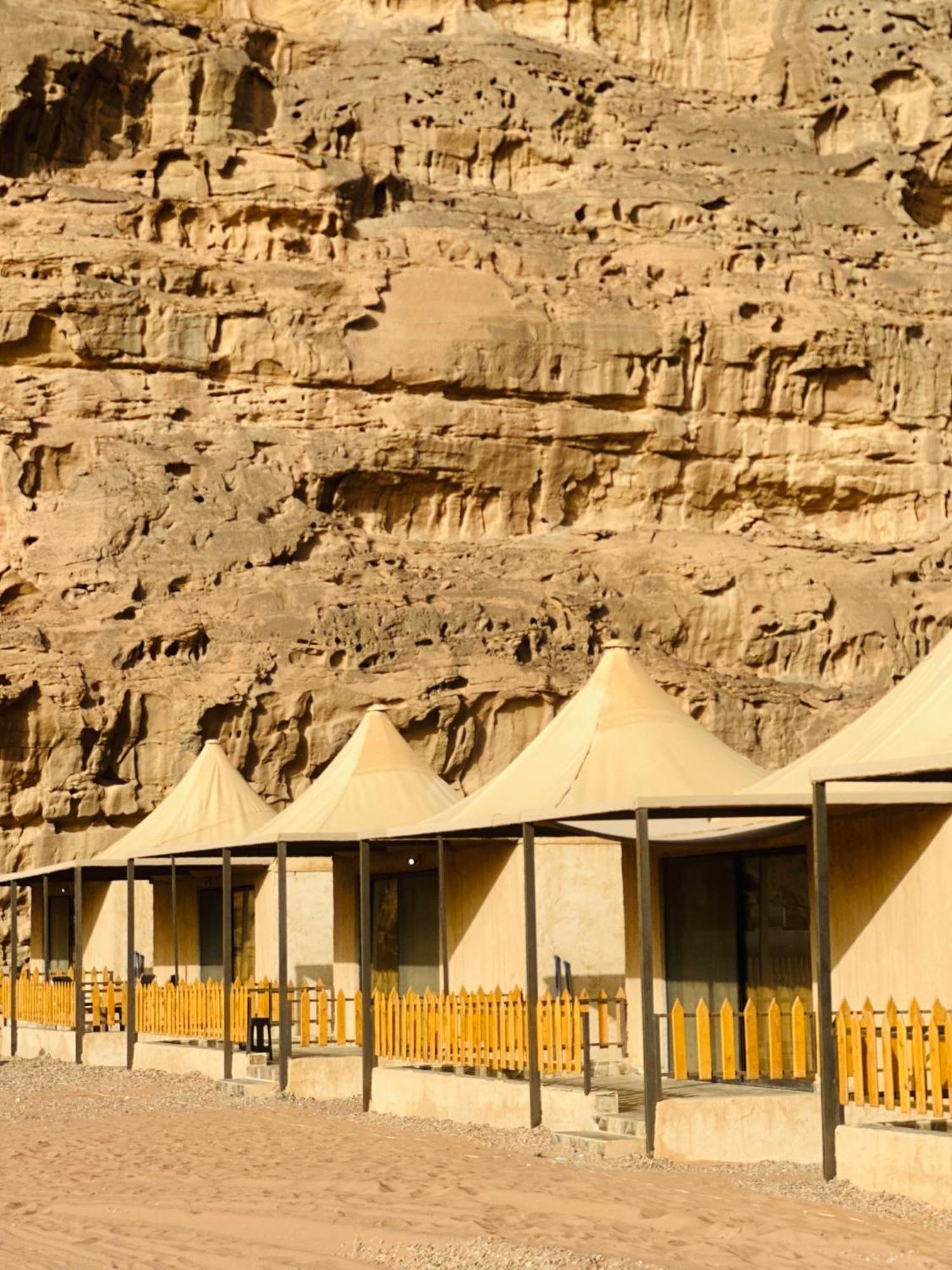 Rum Four Mountain Luxury Camp Wadi Rum Buitenkant foto