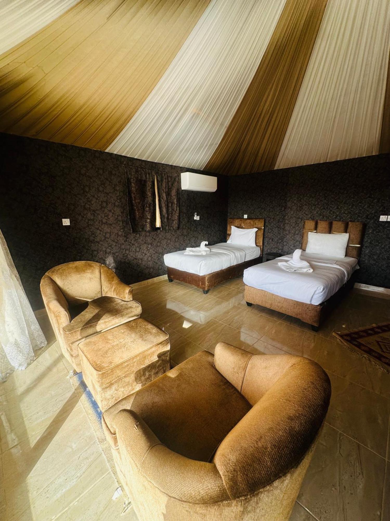 Rum Four Mountain Luxury Camp Wadi Rum Buitenkant foto
