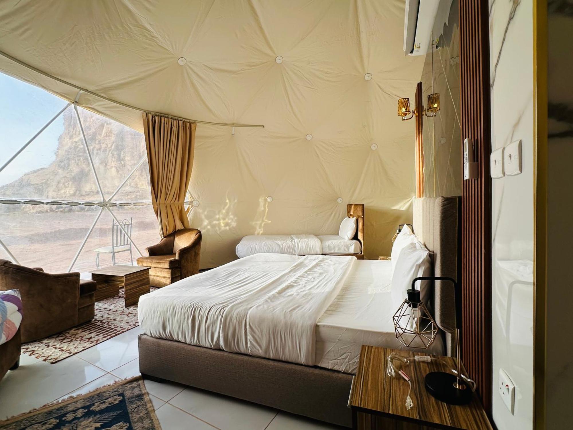 Rum Four Mountain Luxury Camp Wadi Rum Buitenkant foto
