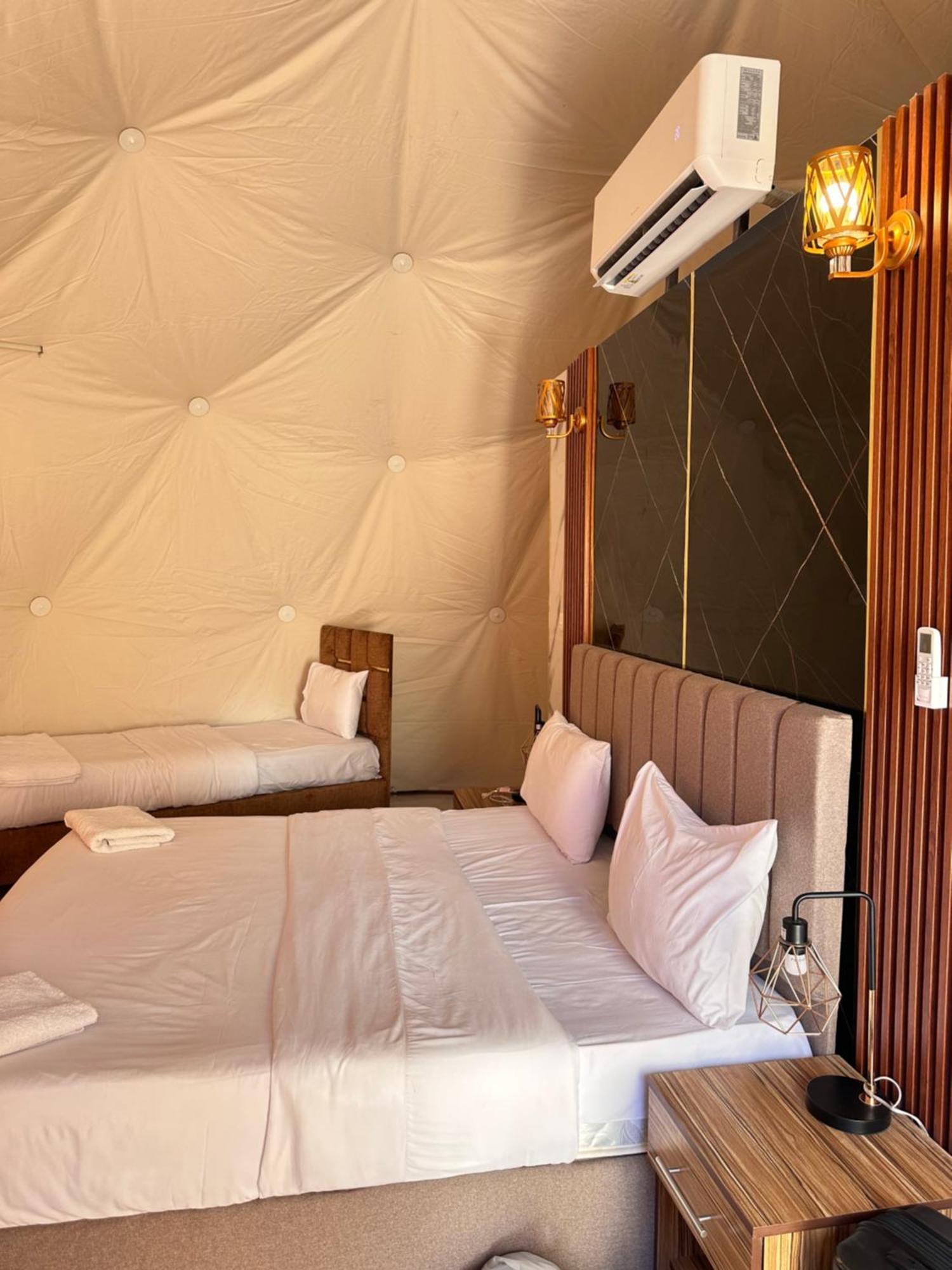 Rum Four Mountain Luxury Camp Wadi Rum Buitenkant foto