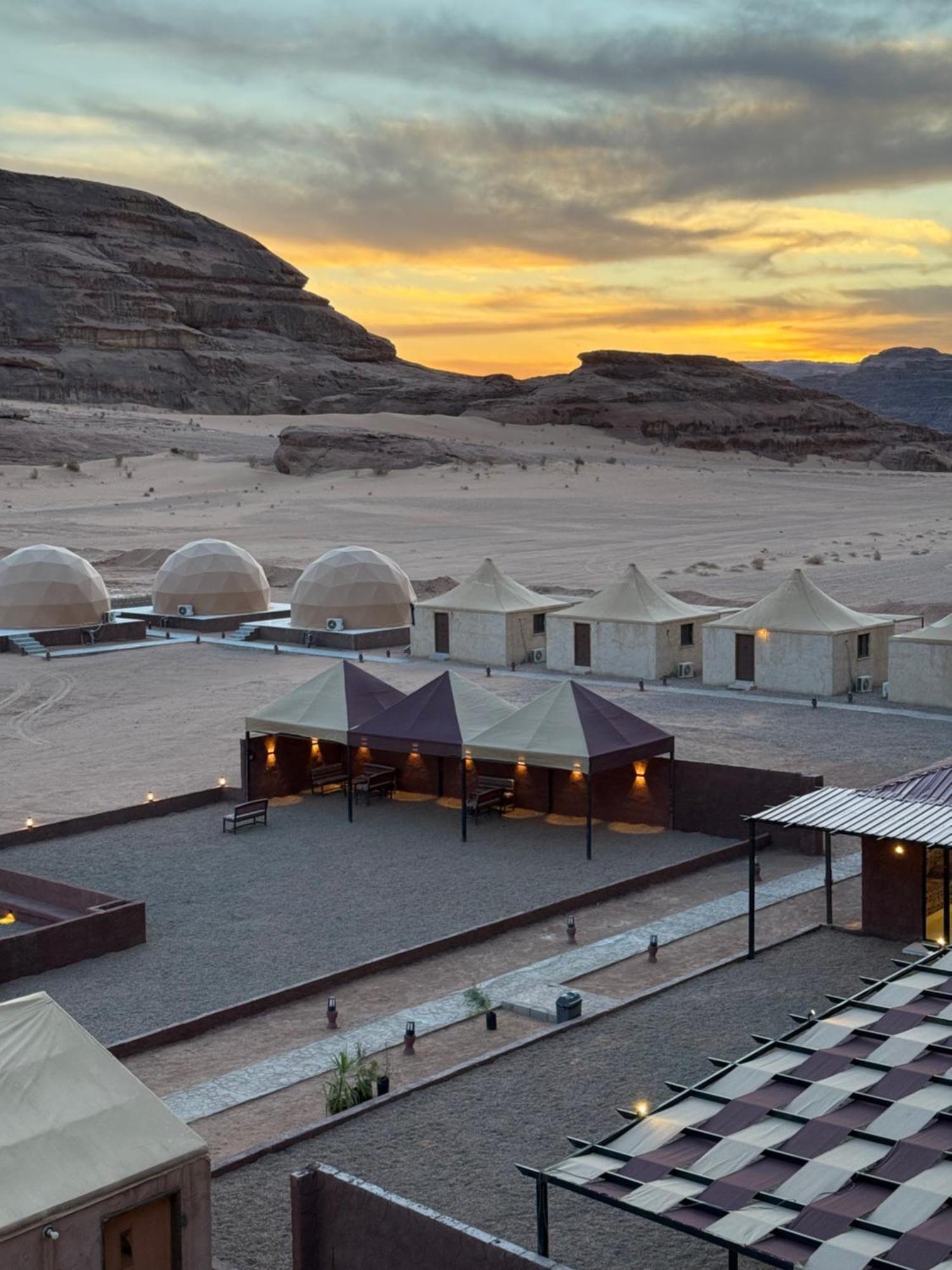 Rum Four Mountain Luxury Camp Wadi Rum Buitenkant foto