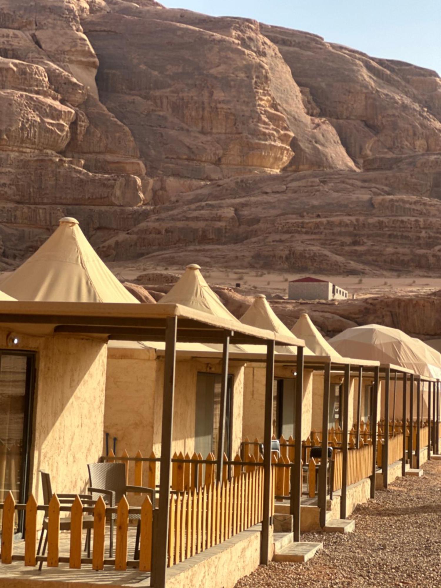Rum Four Mountain Luxury Camp Wadi Rum Buitenkant foto