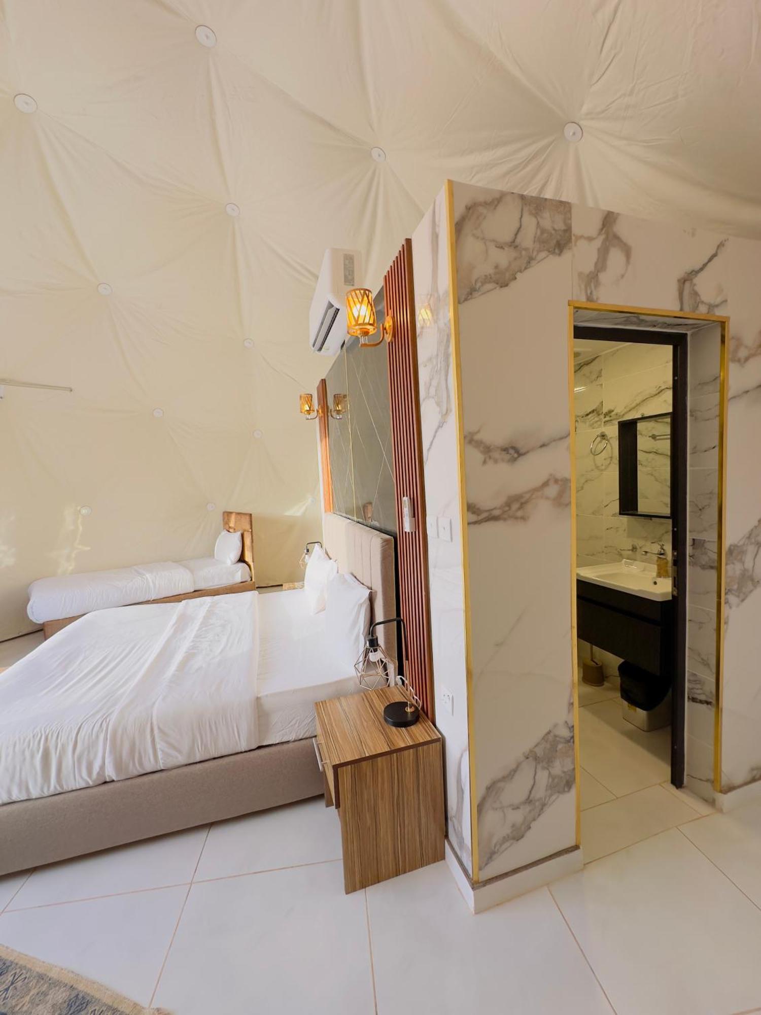 Rum Four Mountain Luxury Camp Wadi Rum Buitenkant foto