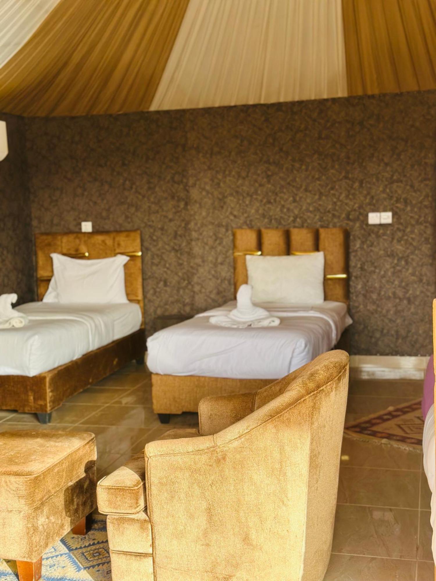 Rum Four Mountain Luxury Camp Wadi Rum Buitenkant foto