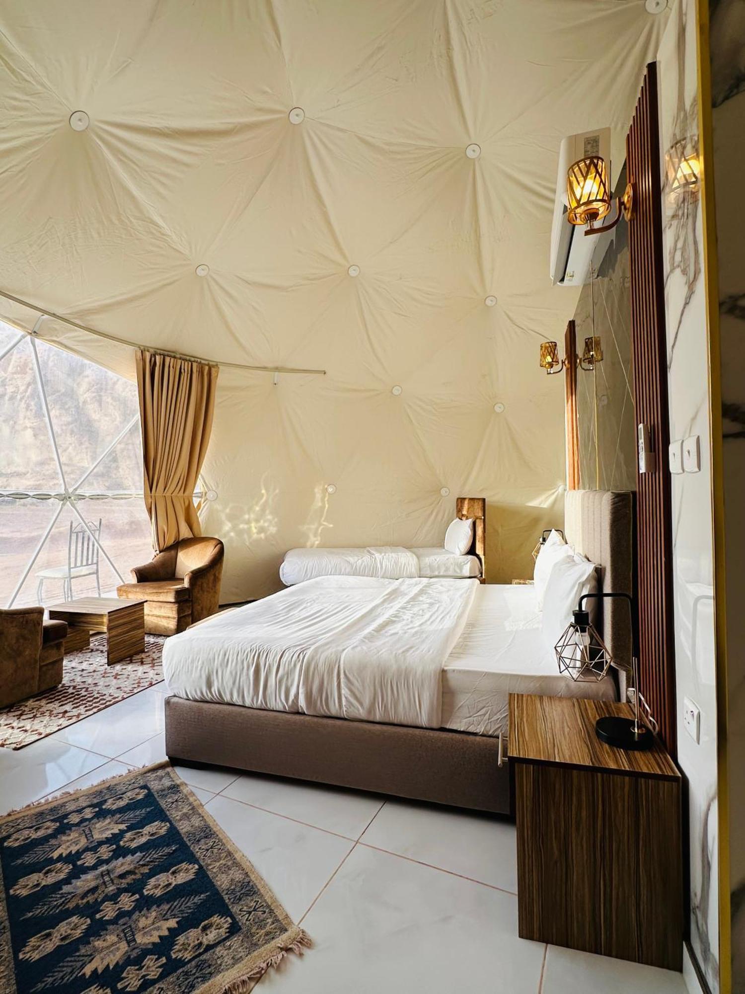 Rum Four Mountain Luxury Camp Wadi Rum Buitenkant foto