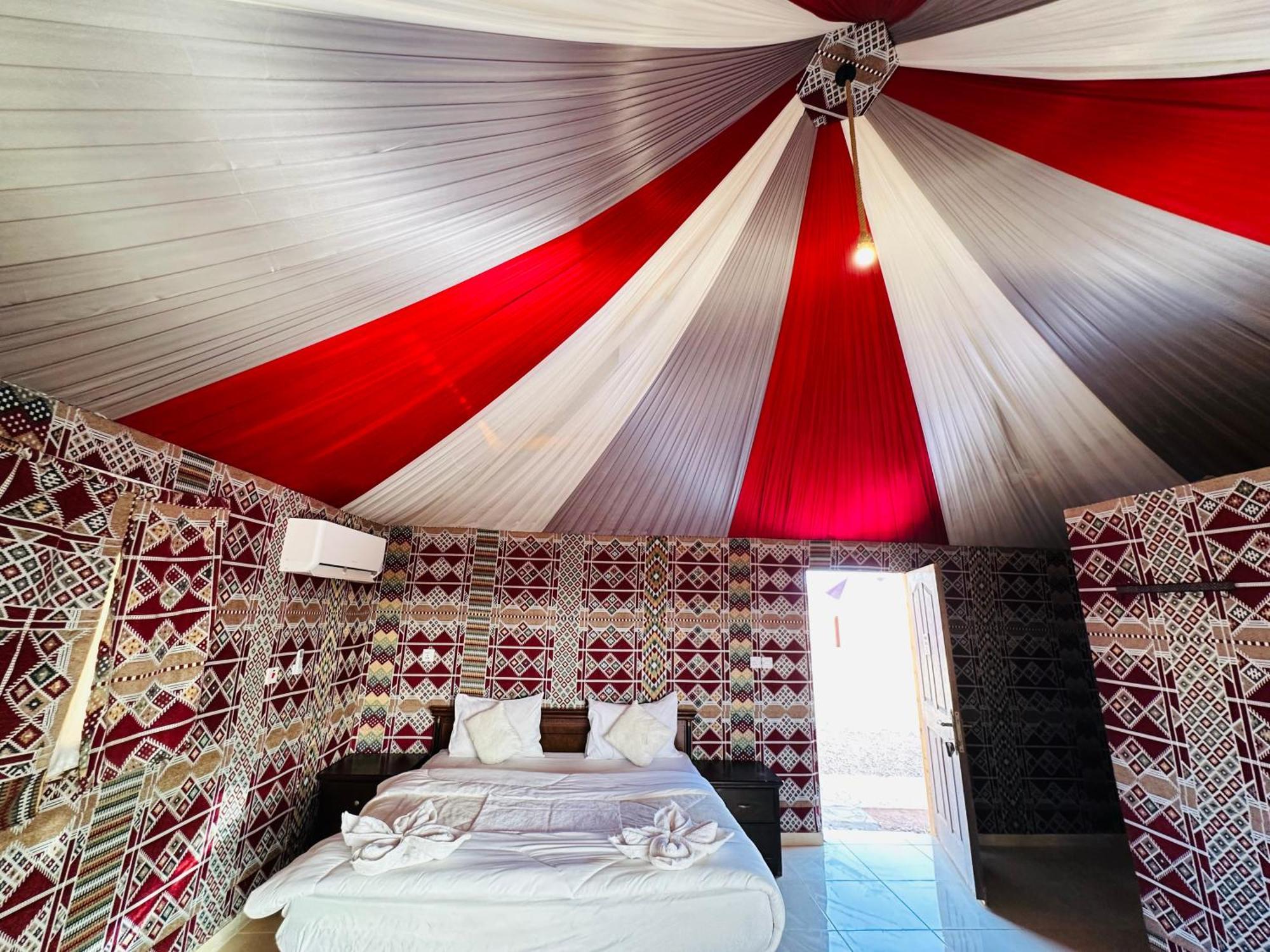 Rum Four Mountain Luxury Camp Wadi Rum Buitenkant foto