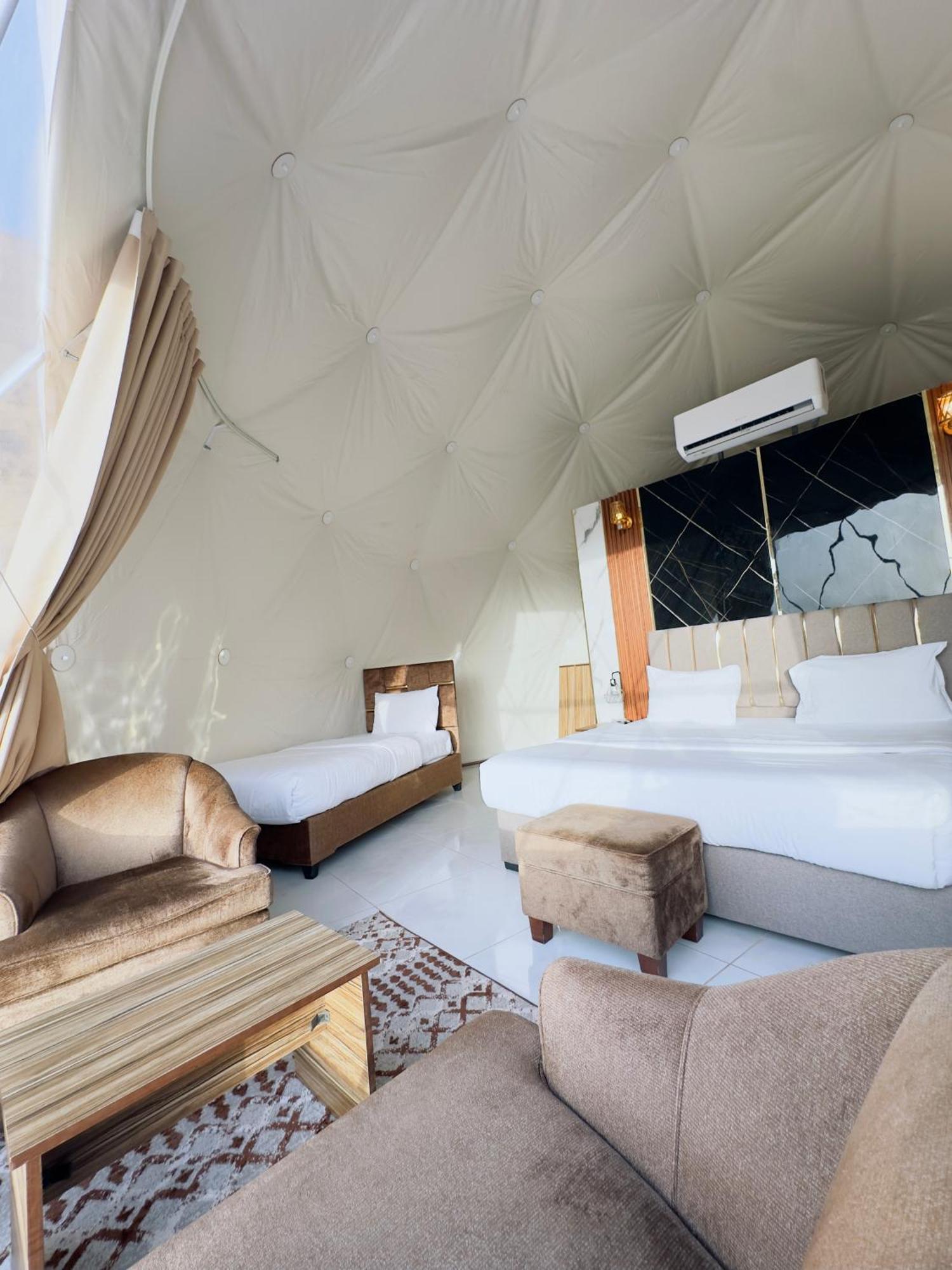 Rum Four Mountain Luxury Camp Wadi Rum Buitenkant foto