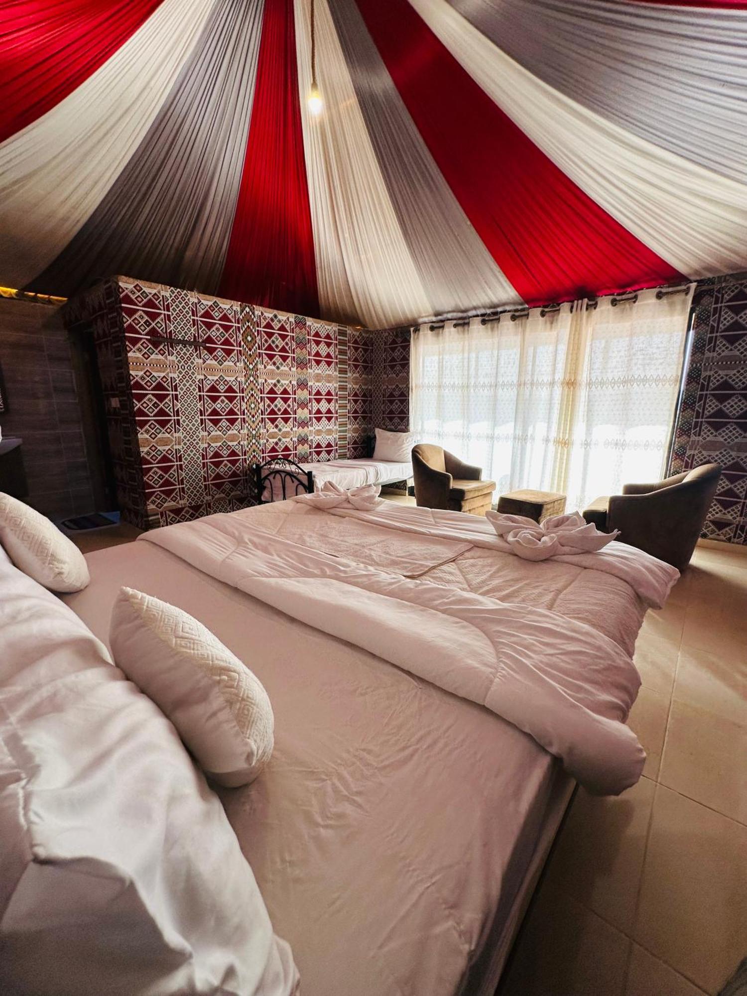 Rum Four Mountain Luxury Camp Wadi Rum Buitenkant foto